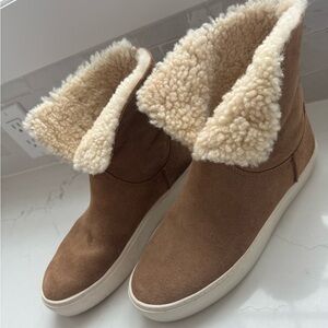 Ugg Lynus Sneaker Boot - Size 9